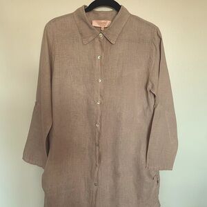 Scandal Italy brand tan 100% linen shirt dress with detail side pockets. Size M